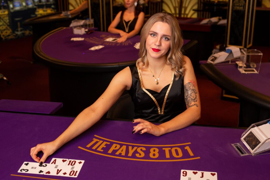 Real-time card dealing and banker player scoreboards on Haha777